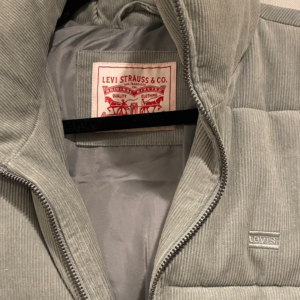 Levi's Women’s Light Green Puffer Jacket - Picture 2 of 3